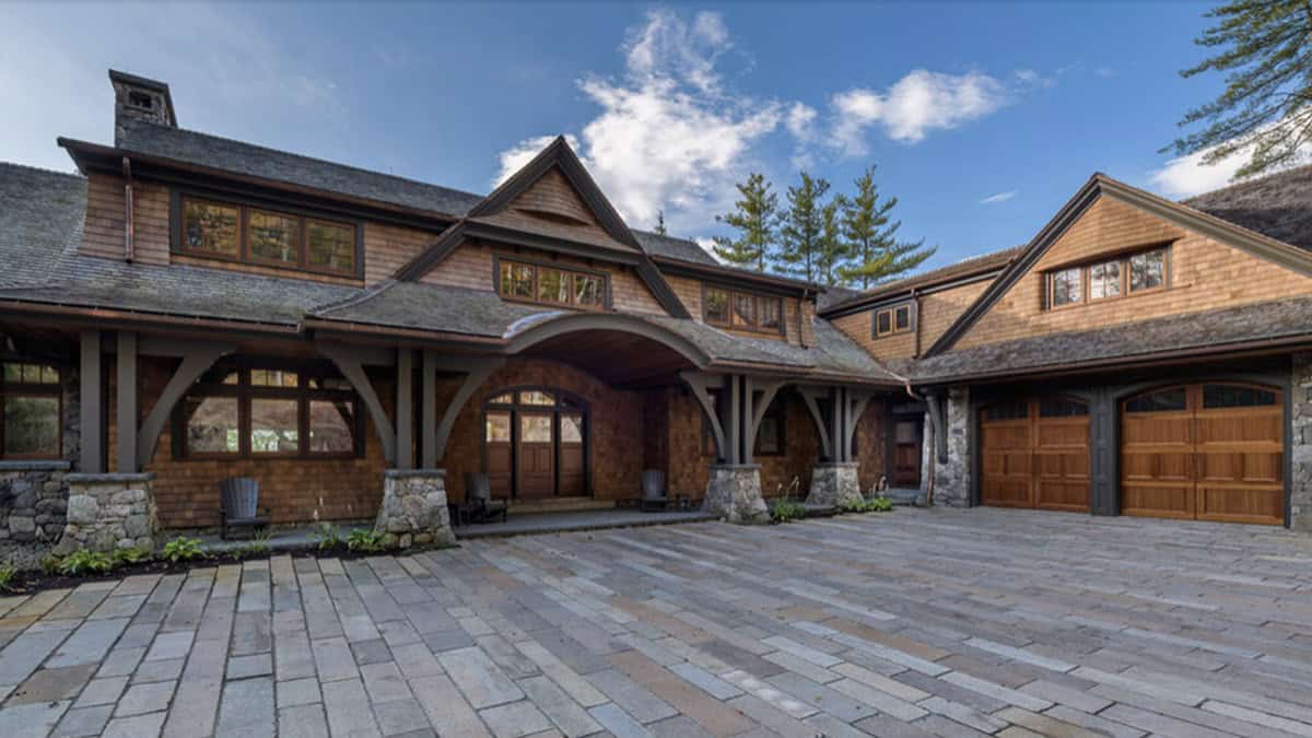 traditiional lake house exterior garage