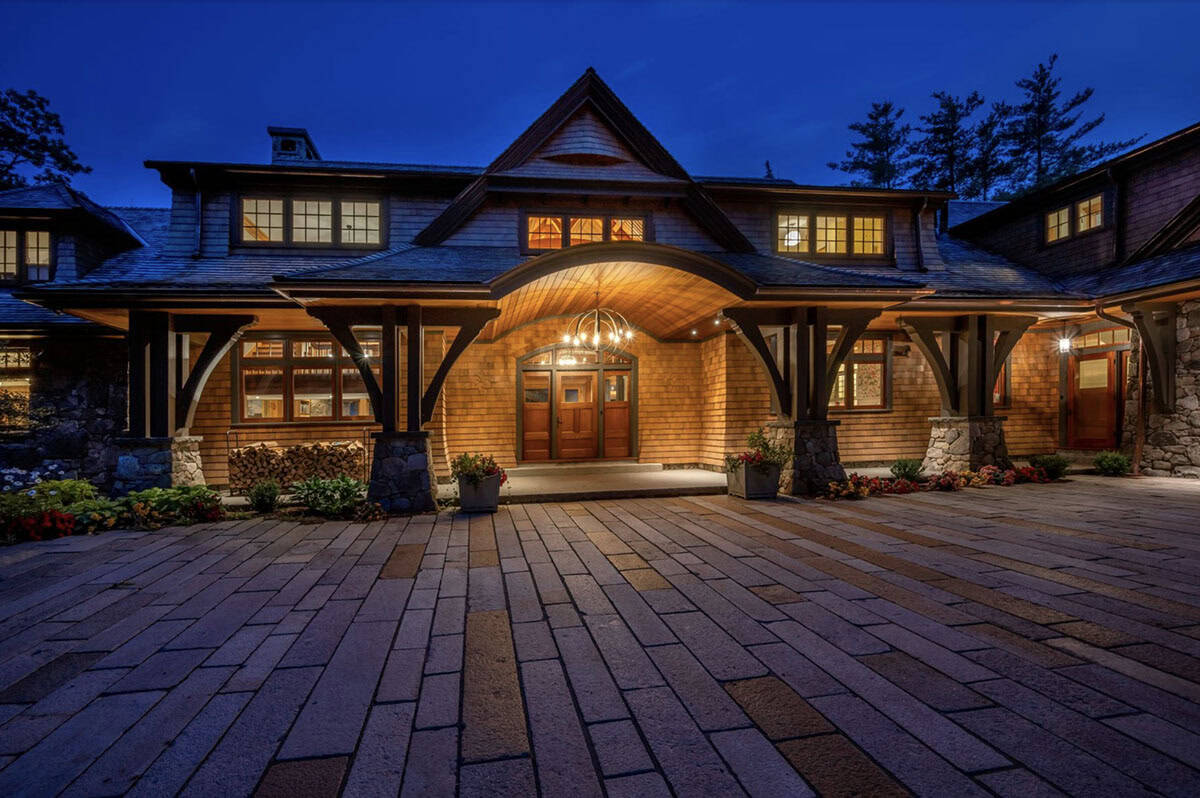 traditiional lake house exterior at dusk