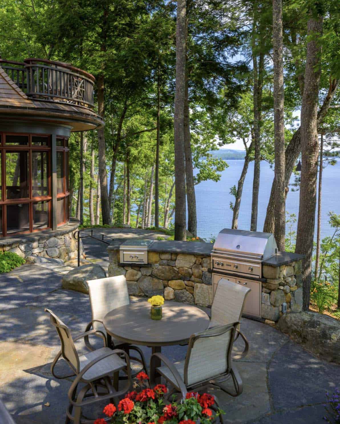 traditiional lake house deck with outdoor furniture