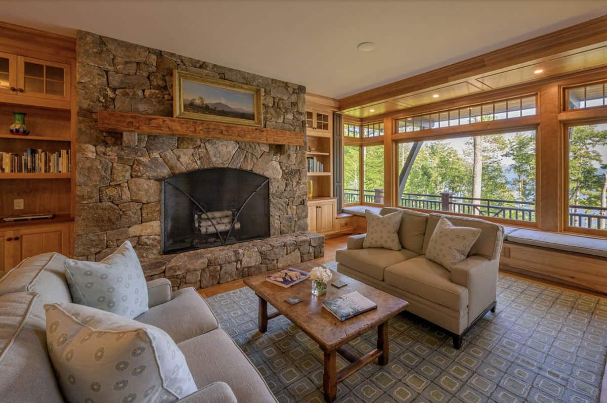 traditiional style living room with a fireplace