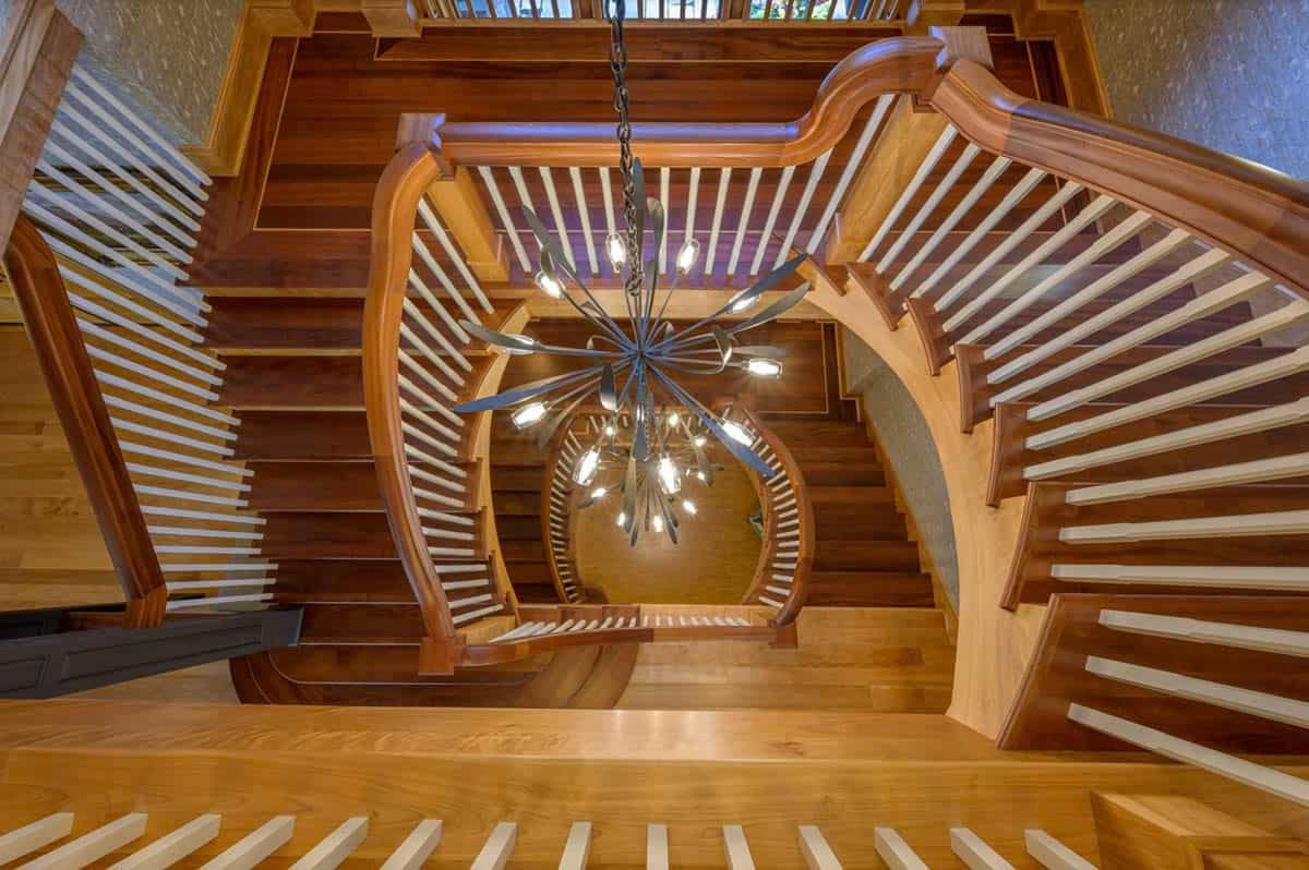 traditiional style staircase