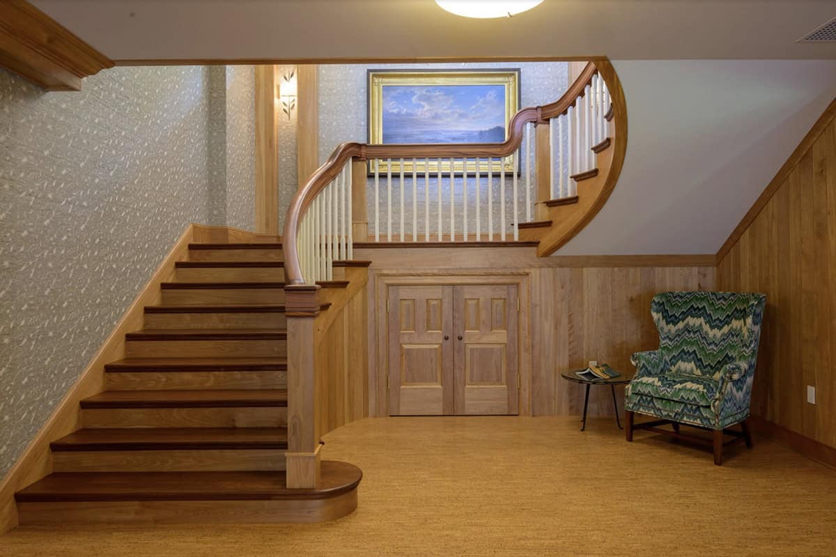 traditiional style staircase