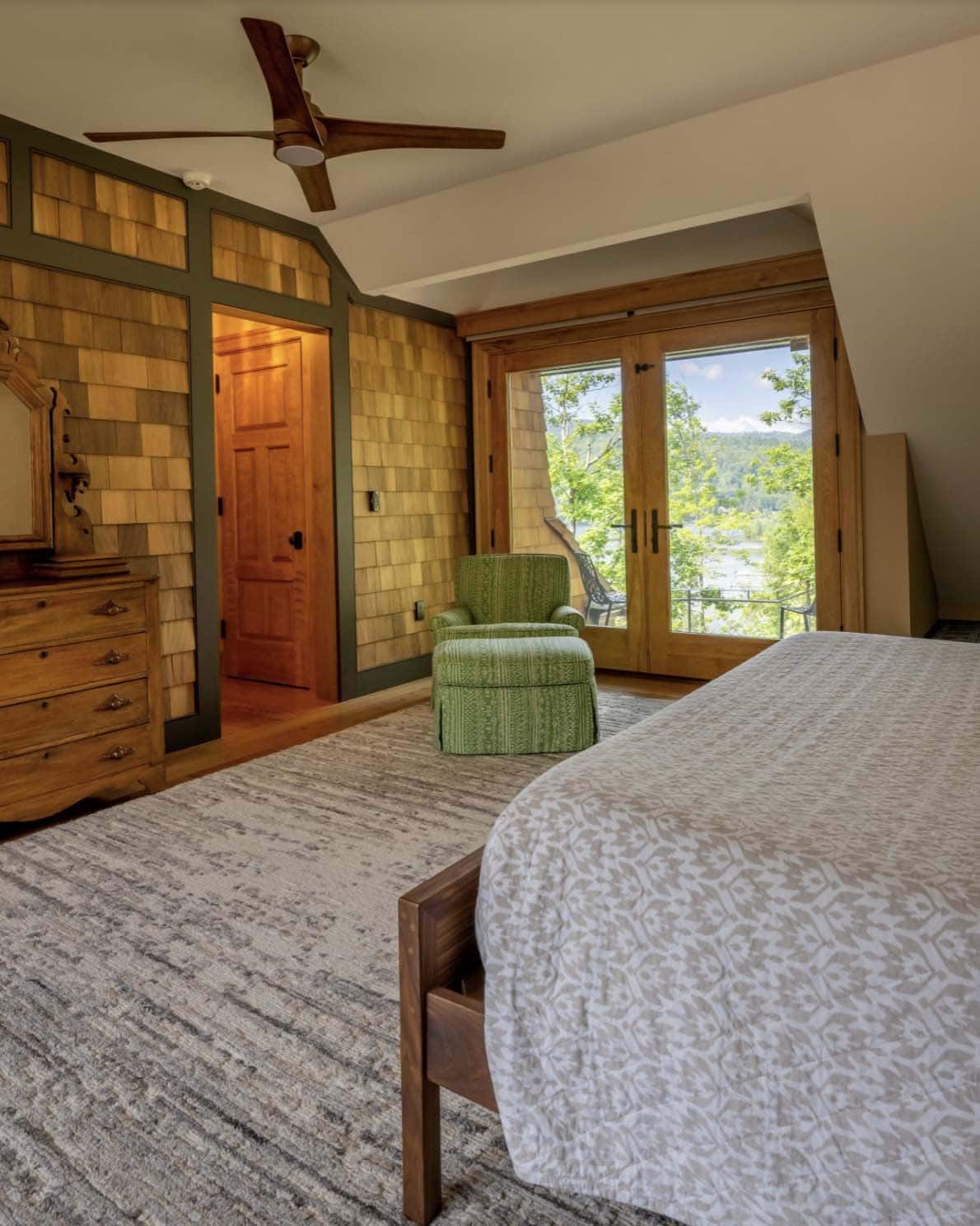 traditiional style bedroom