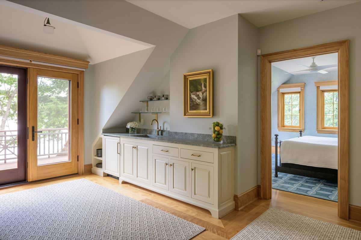 traditiional style home bar