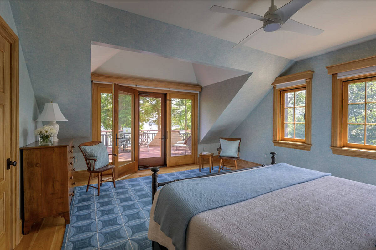 traditiional style bedroom