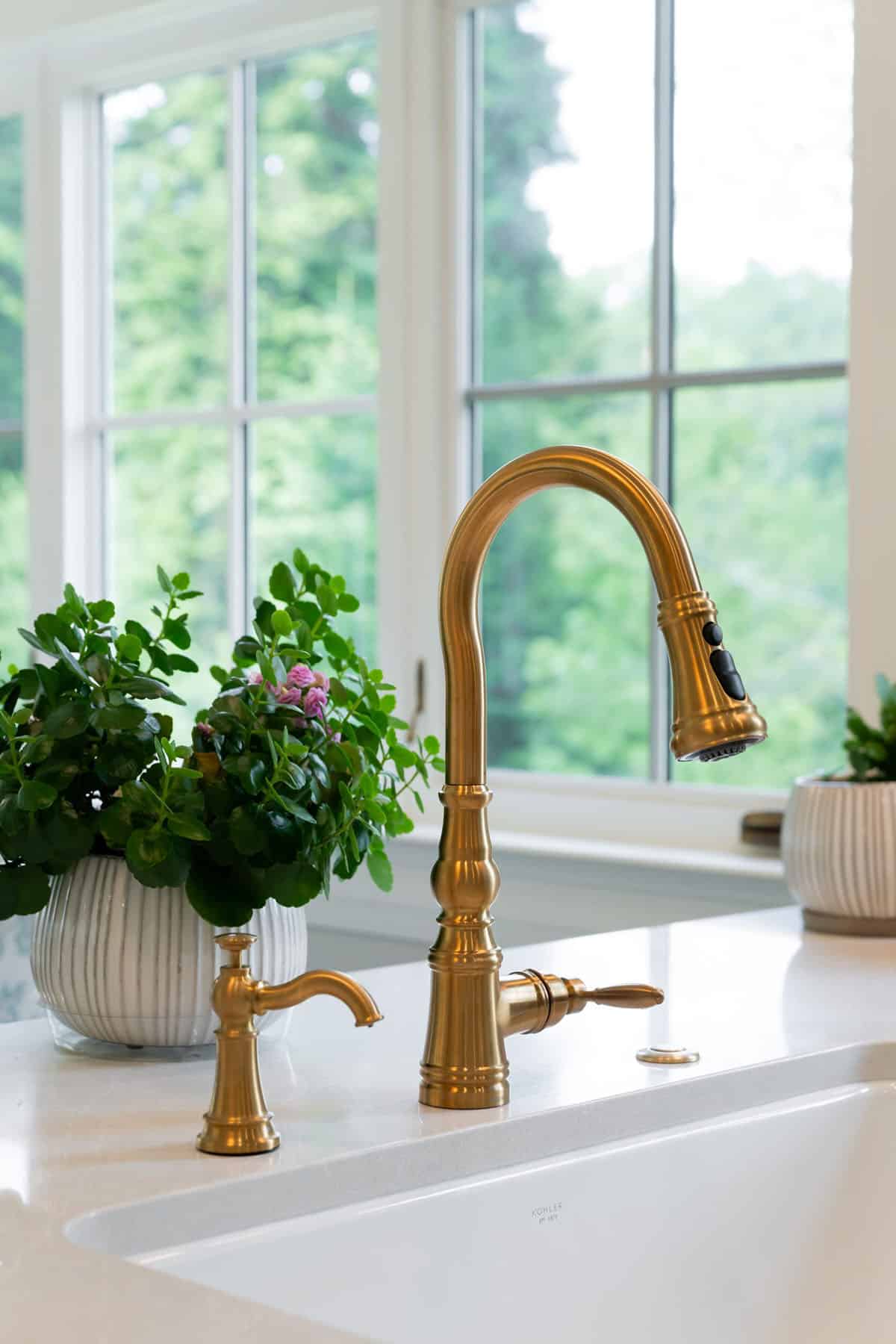 farmhouse style kitchen sink detail