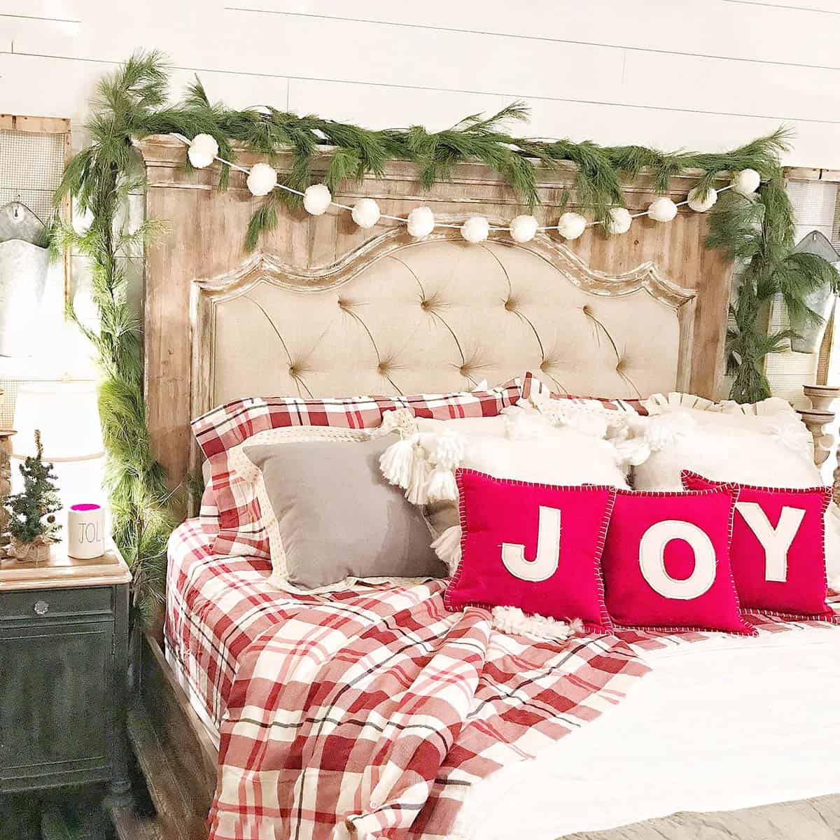 farmhouse style christmas bedroom decorating