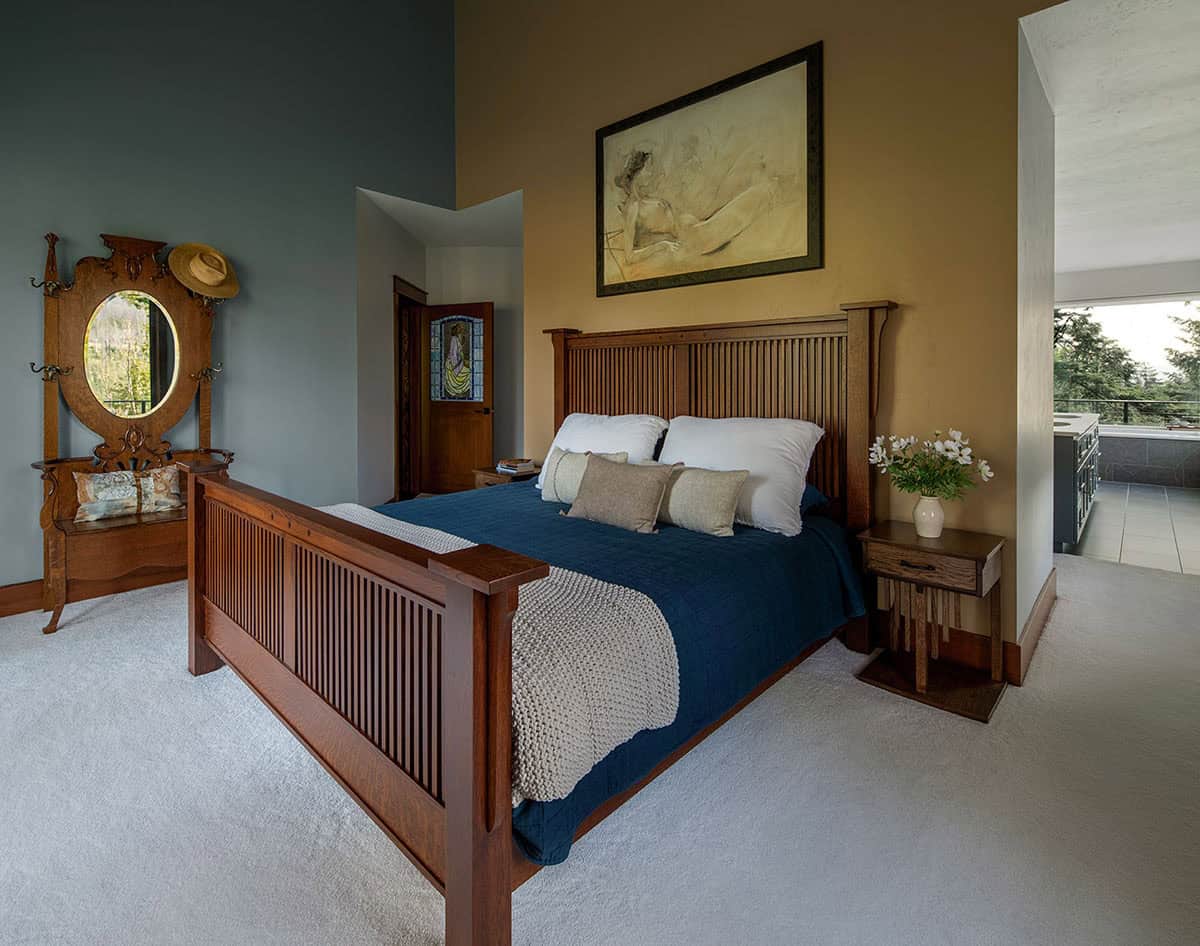 craftsman style bedroom with vaulted ceilings