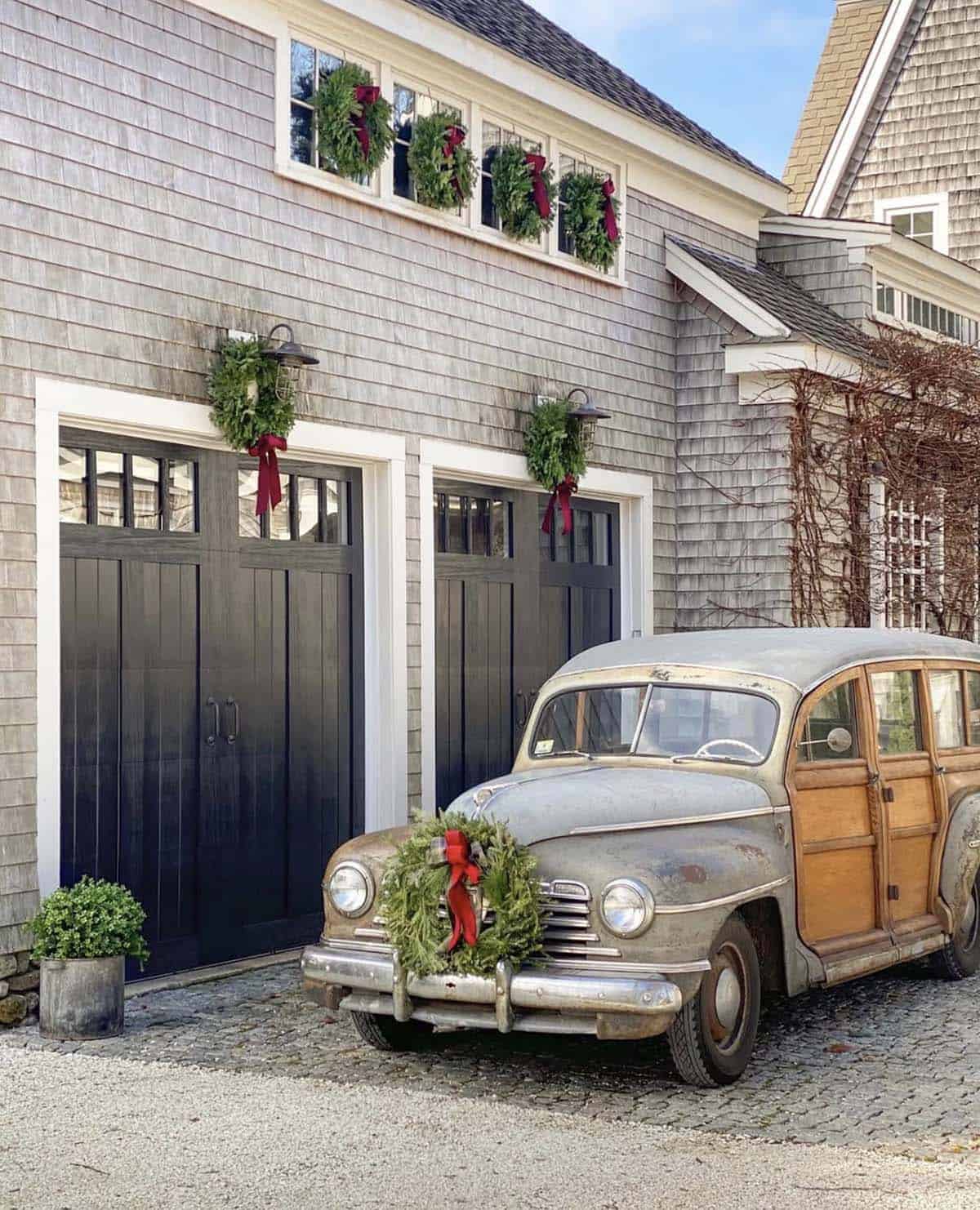 cape cod style house exterior decorated for christmas
