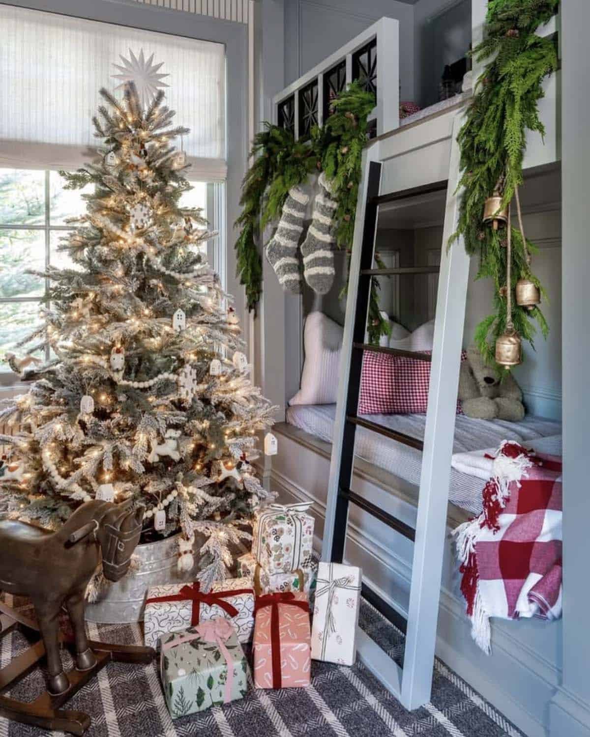 kids bunk bedroom with a christmas tree