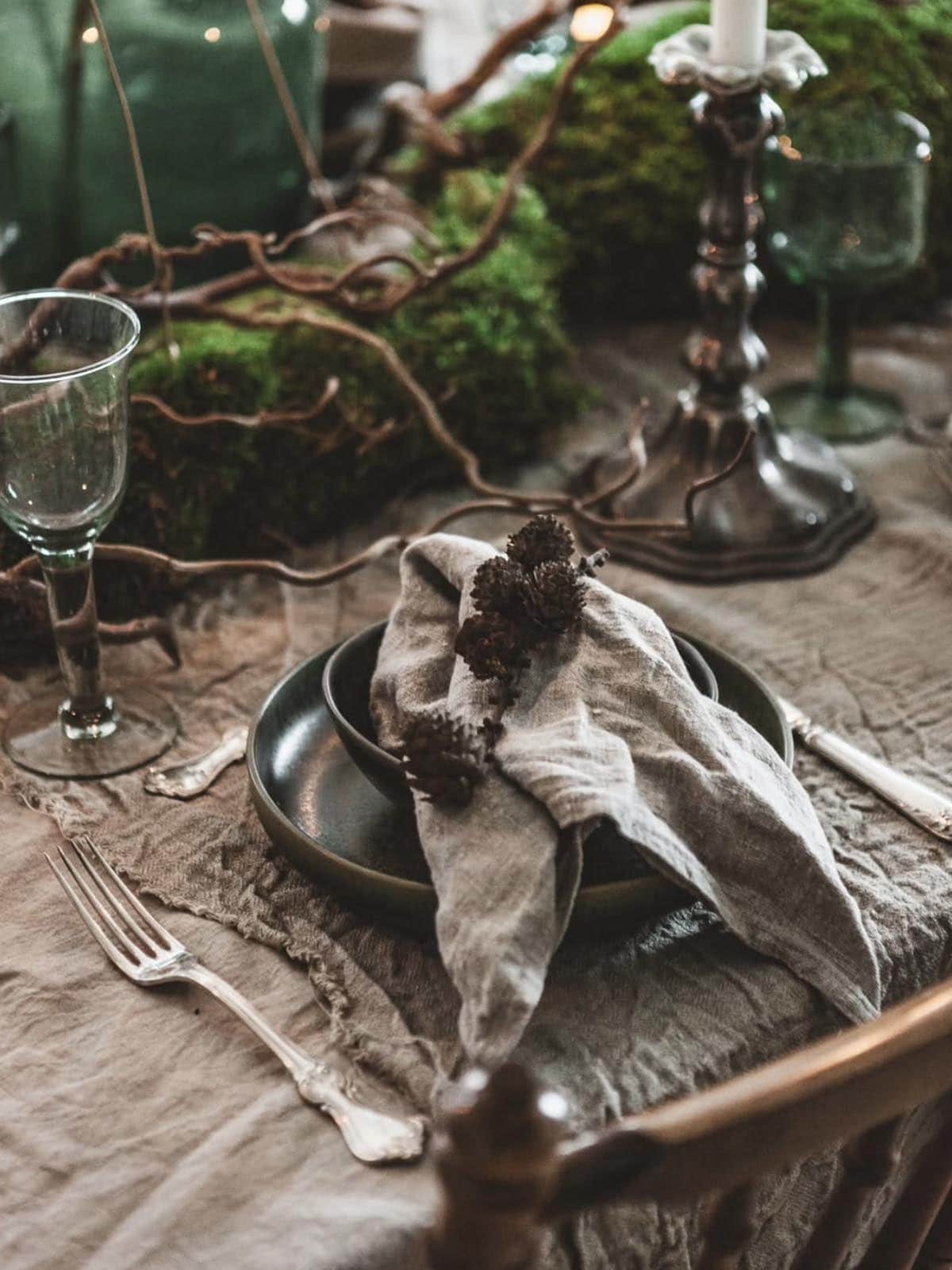 dining table christmas place setting