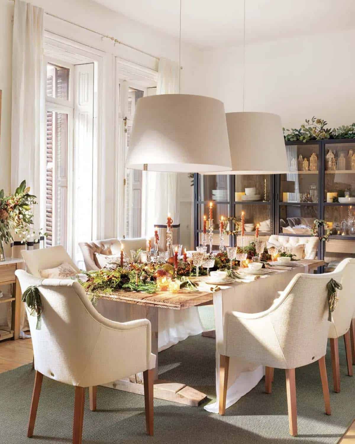 dining room decorated for Christmas 