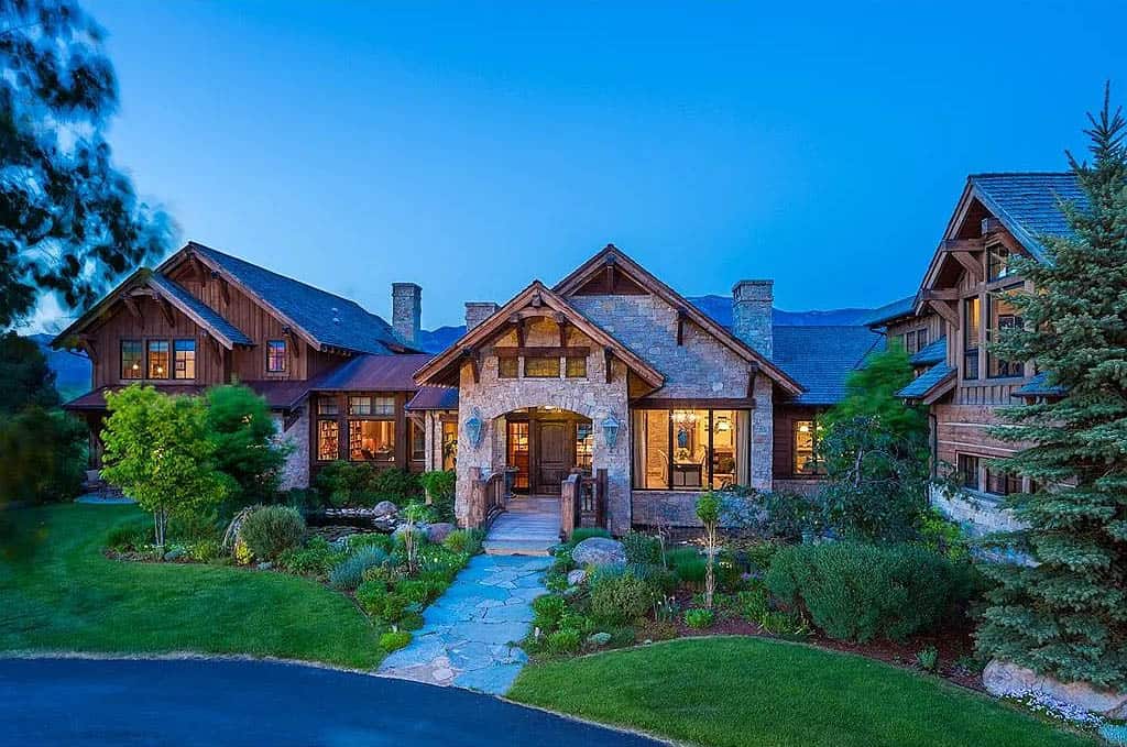 modern rustic mountain home exterior at dusk