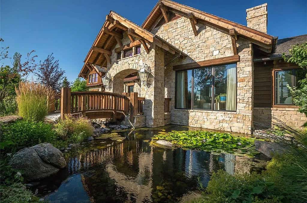 modern rustic mountain home exterior 