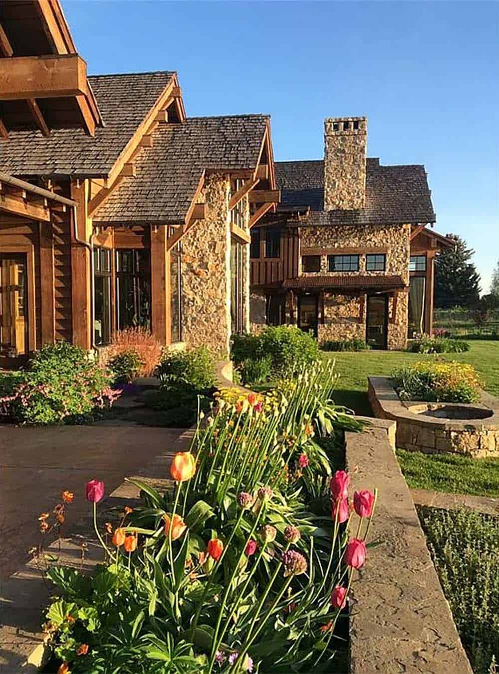 modern rustic mountain home exterior