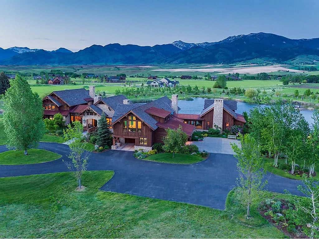 modern rustic mountain home exterior