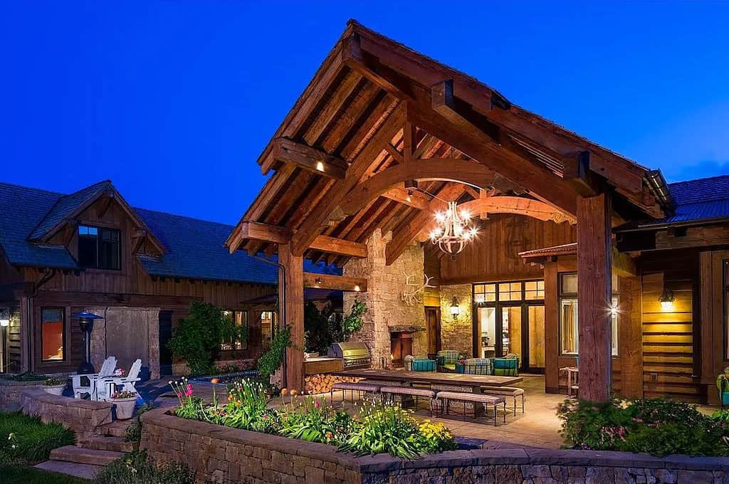 modern rustic mountain home exterior at dusk