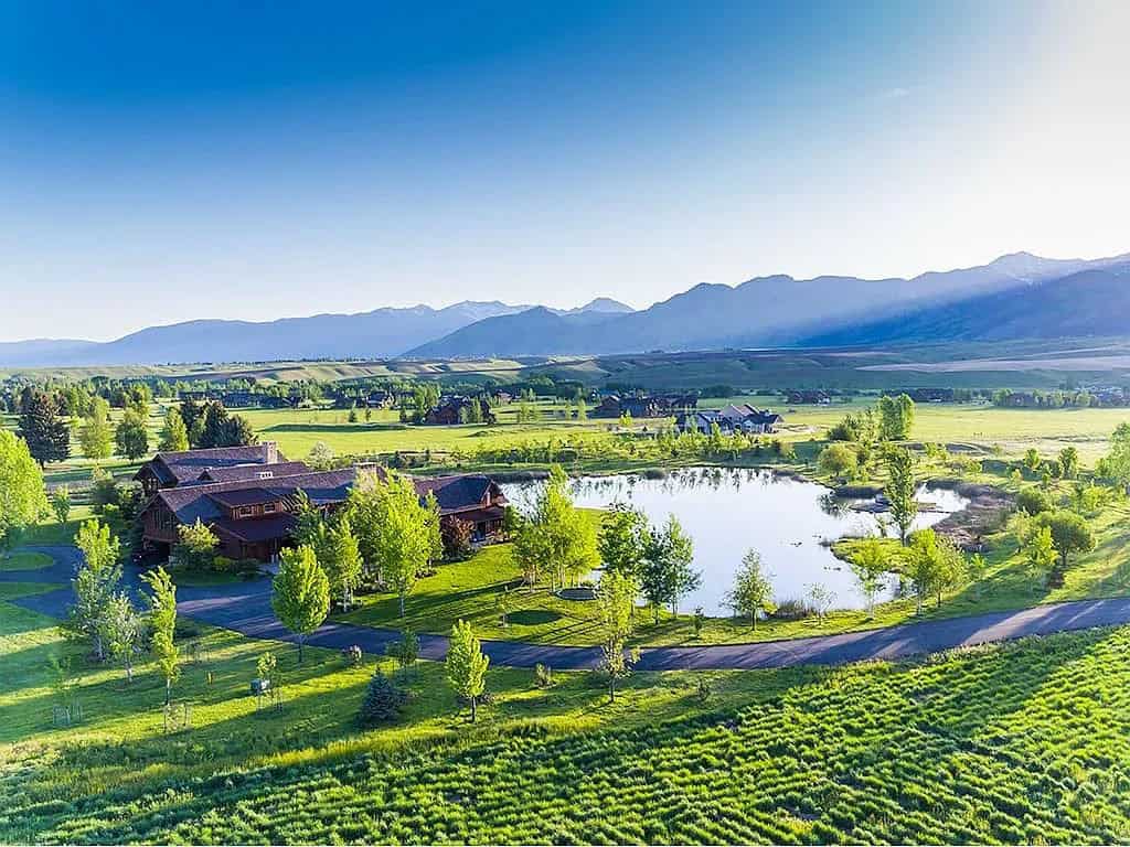 modern rustic mountain home landscape