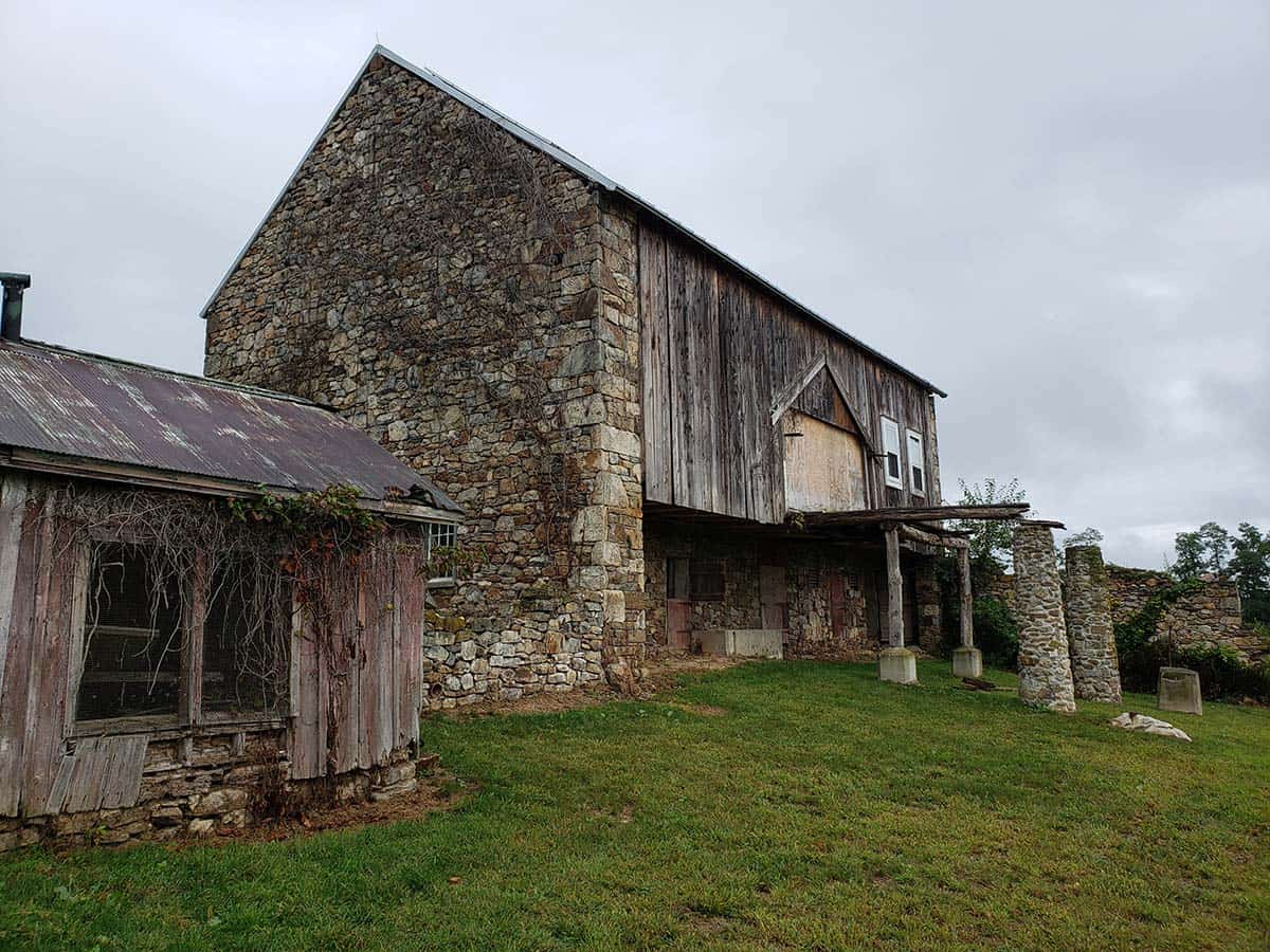 bank barn exterior before the renovation