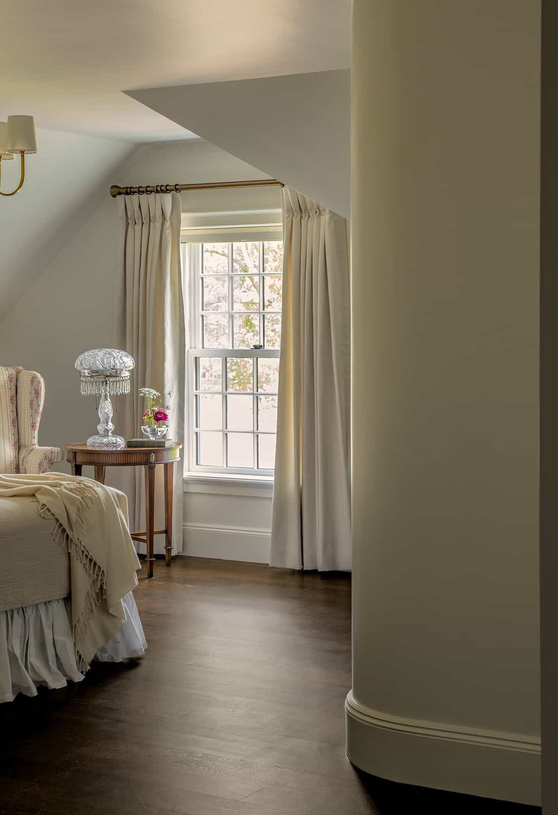 traditional style bedroom