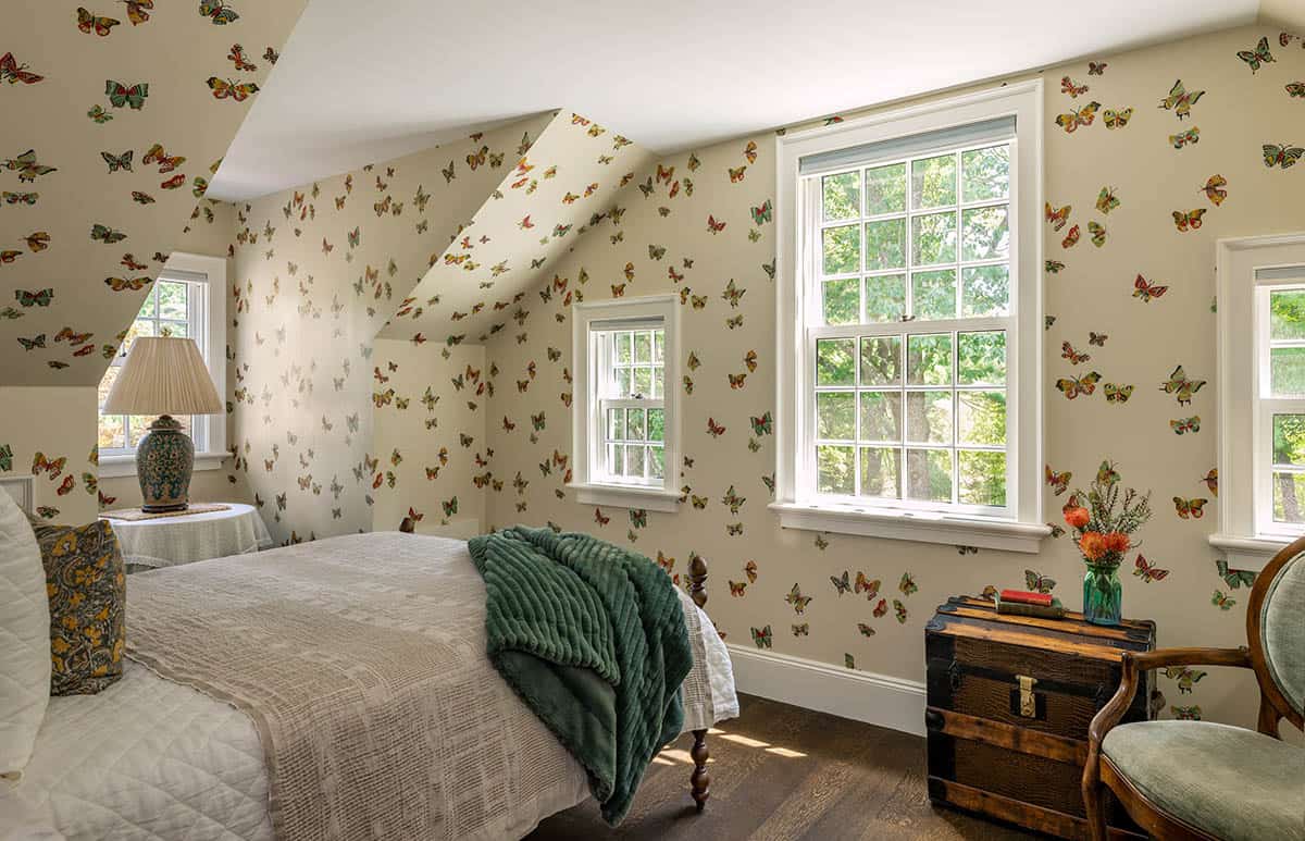 traditional style bedroom