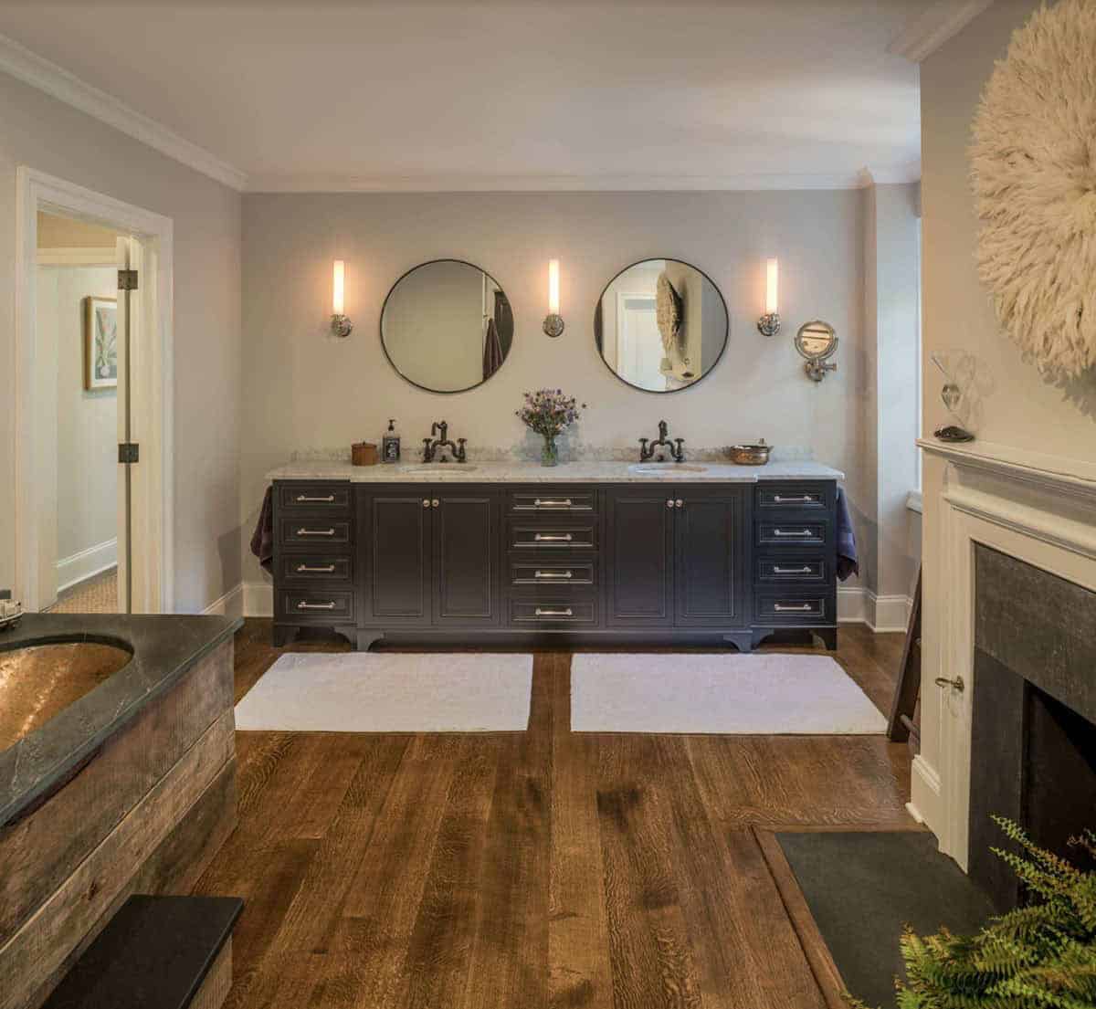colonial-style farmhouse bathroom