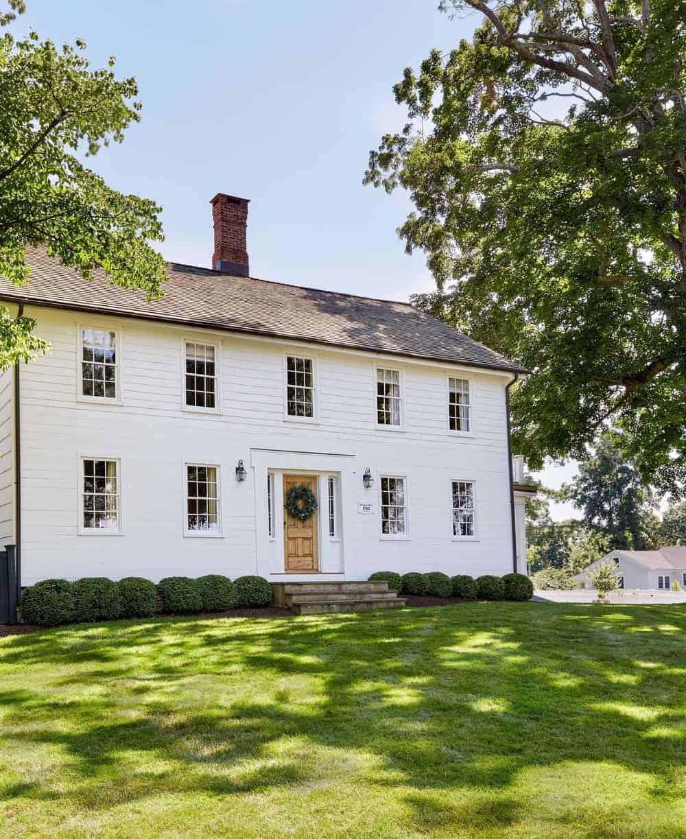 colonial style farmhouse exterior