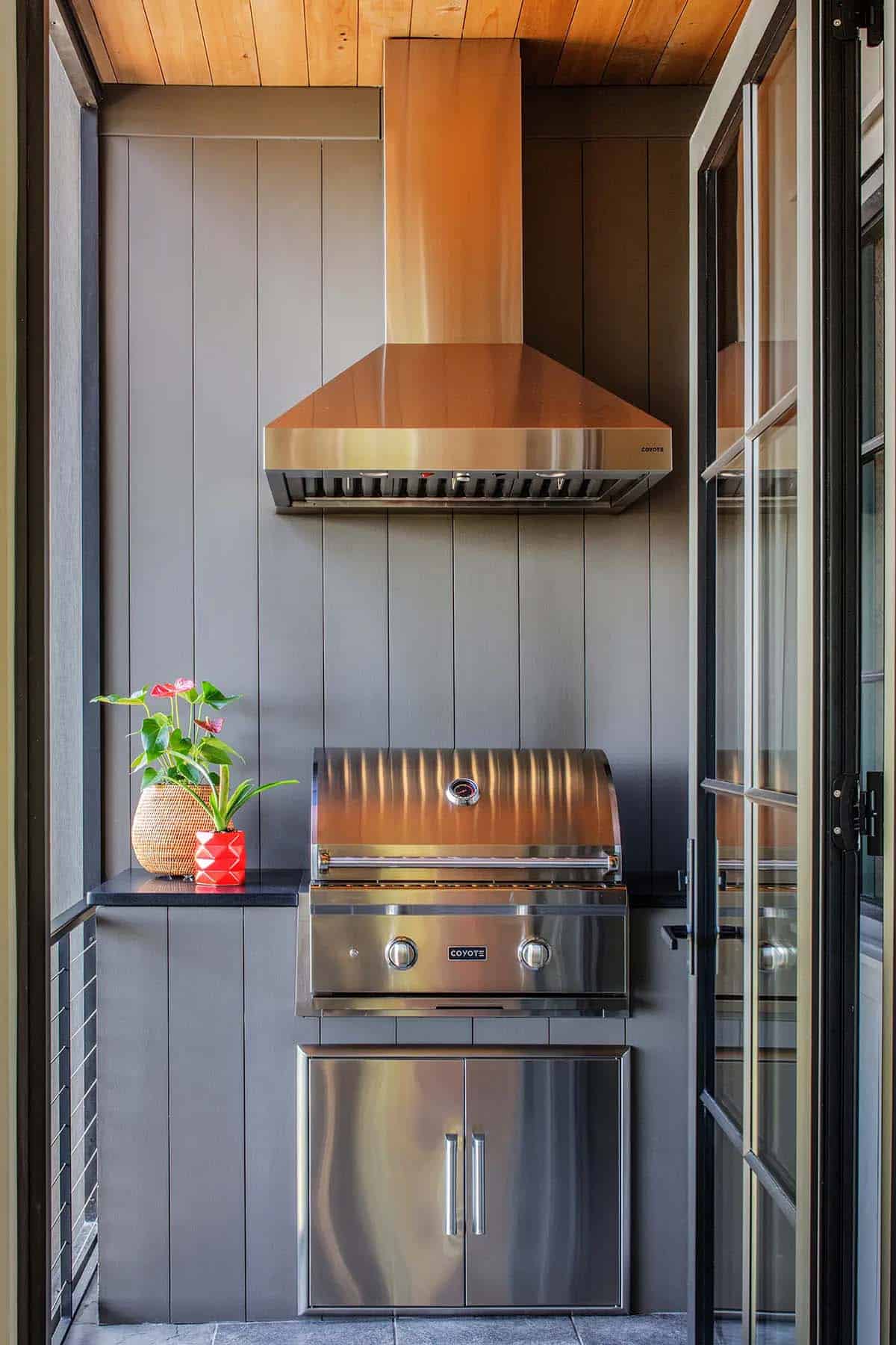 contemporary outdoor kitchen