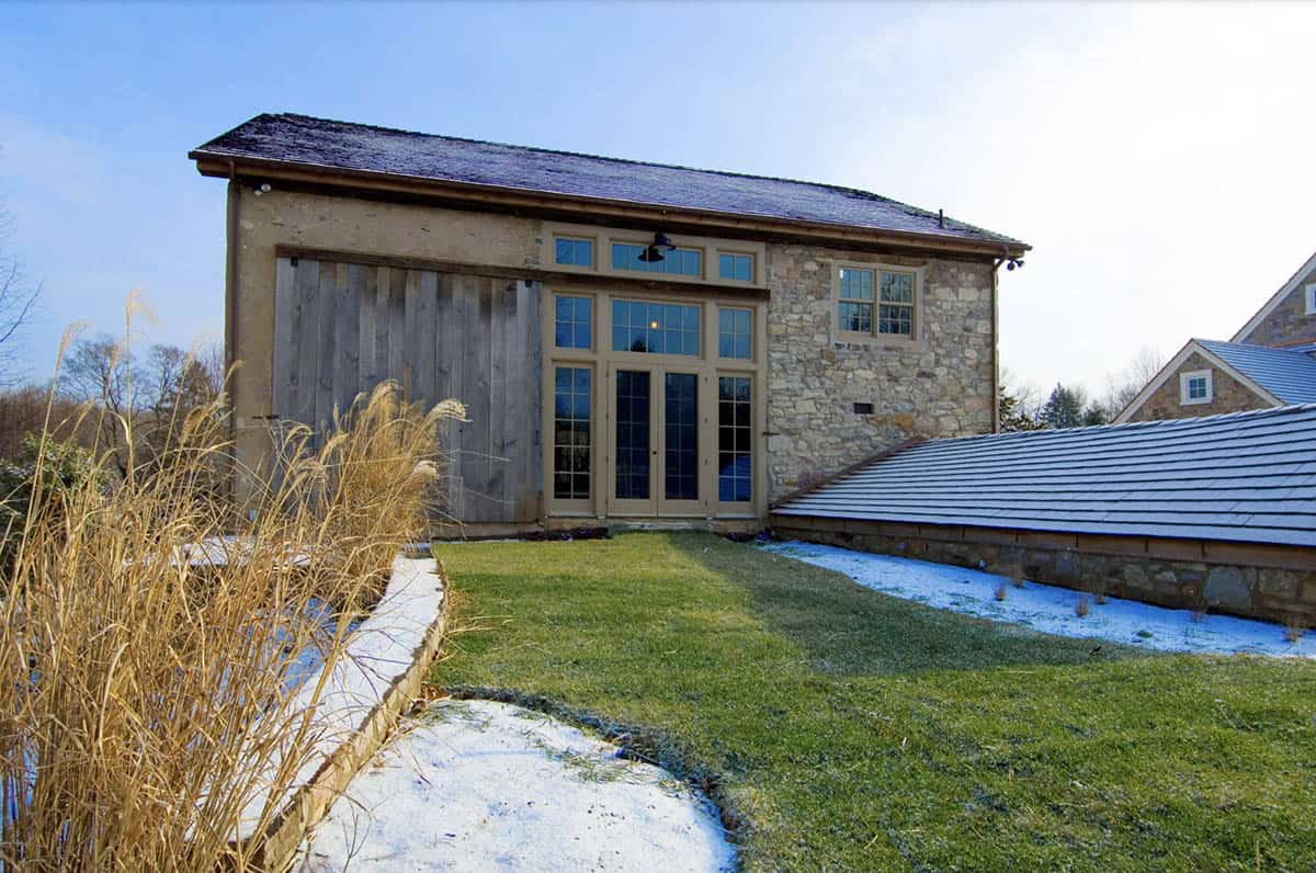 barn farmhouse exterior with snow