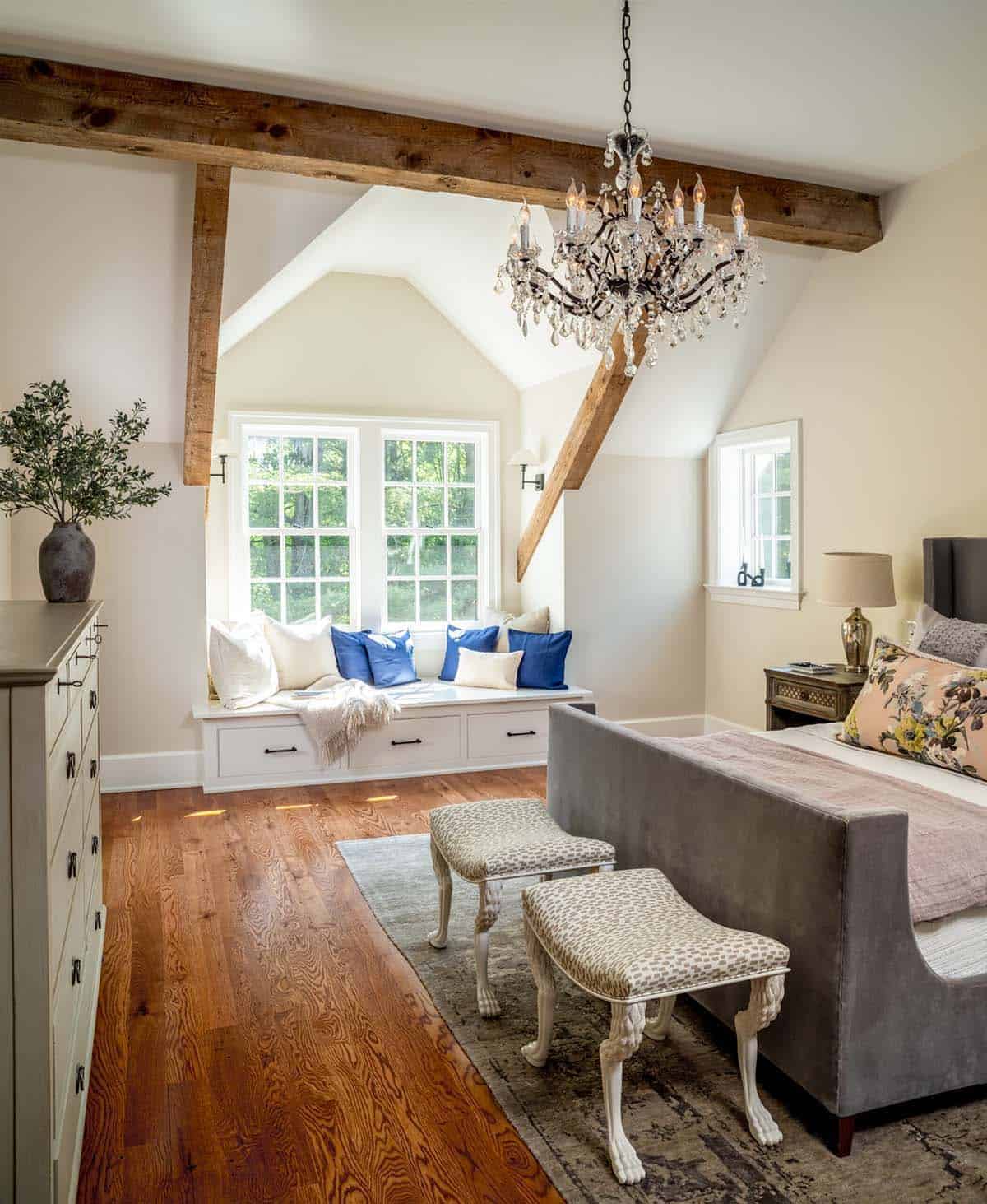 traditonal style bedroom with a window seat