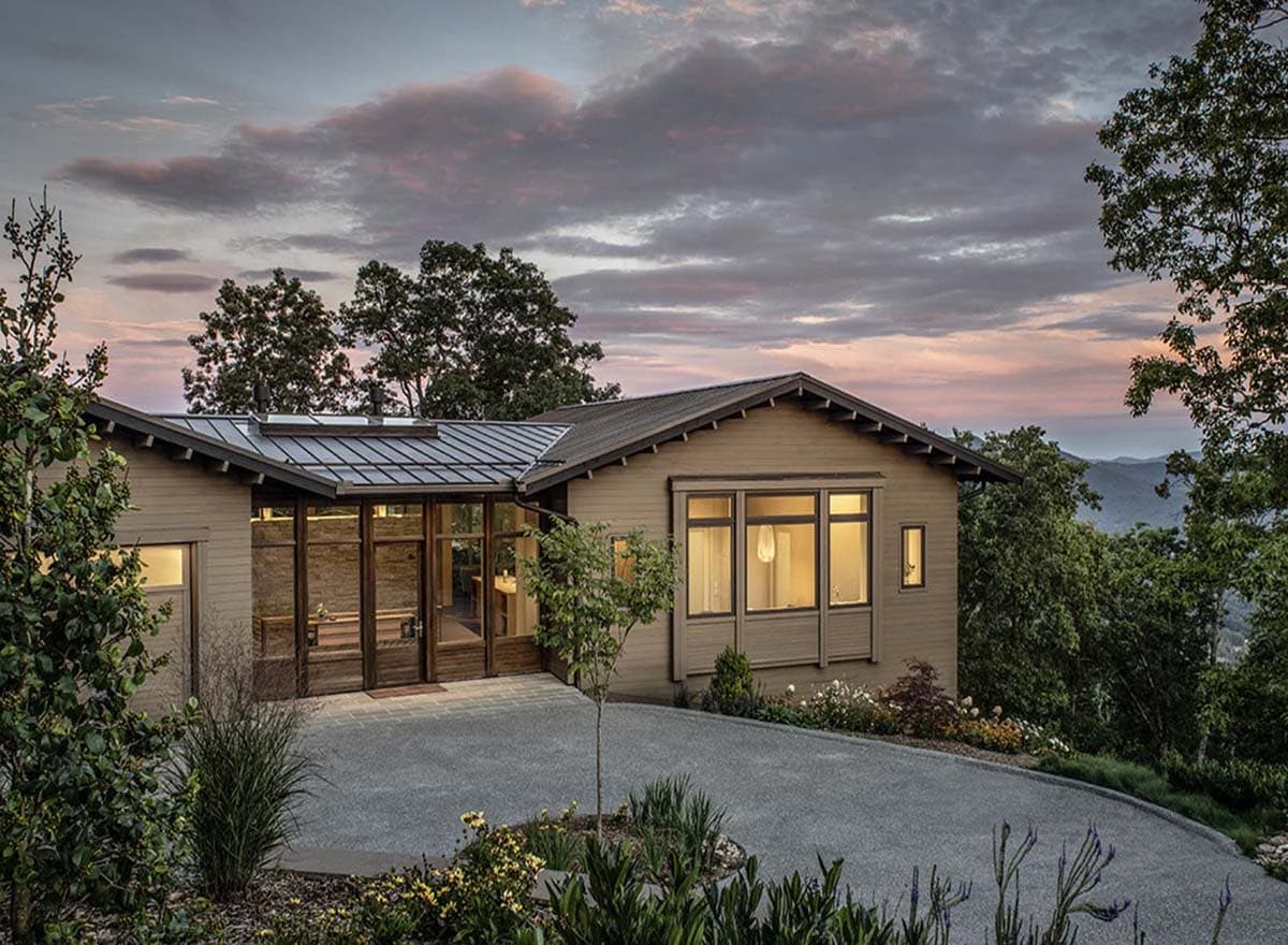 rustic modern mountain home exterior