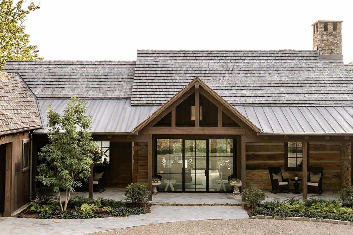 modern rustic mountain house exterior