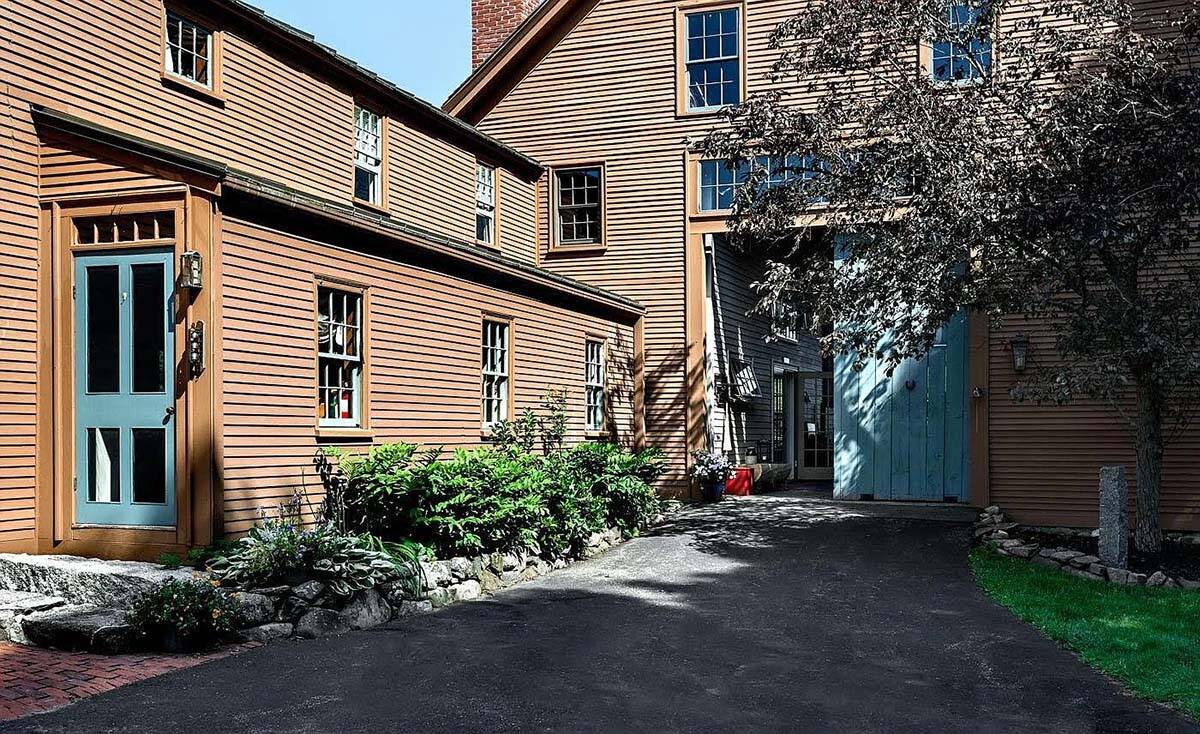 modern rustic barn house exterior