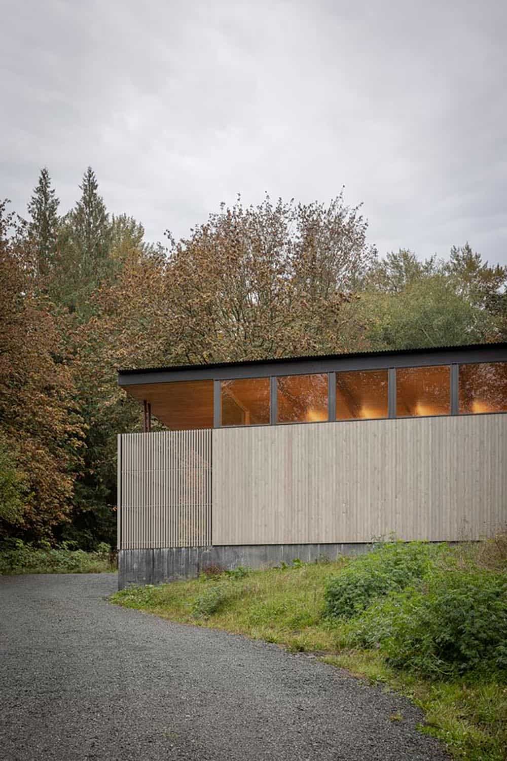 modern home exterior backyard view