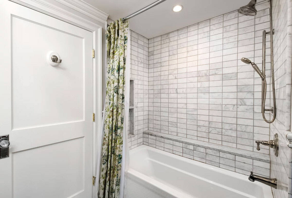 transitional style bathroom