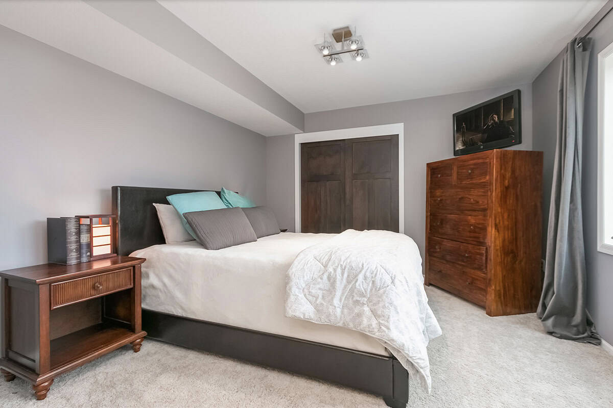 transitional style Basement Bedroom