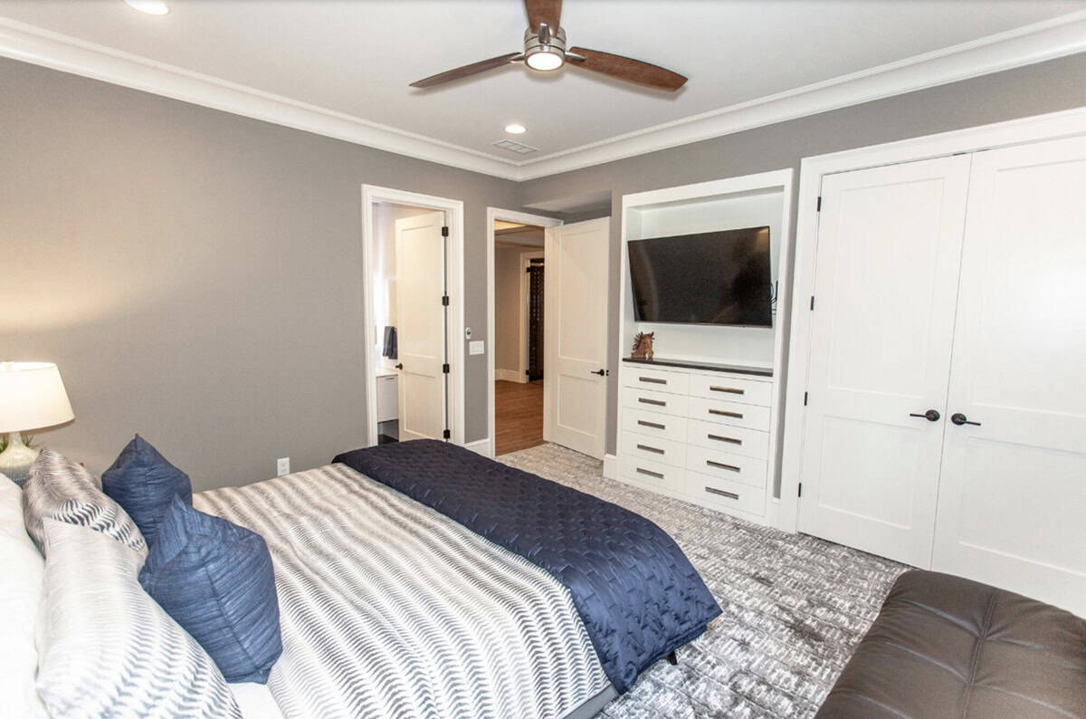 Transitional style Basement Guest Bedroom