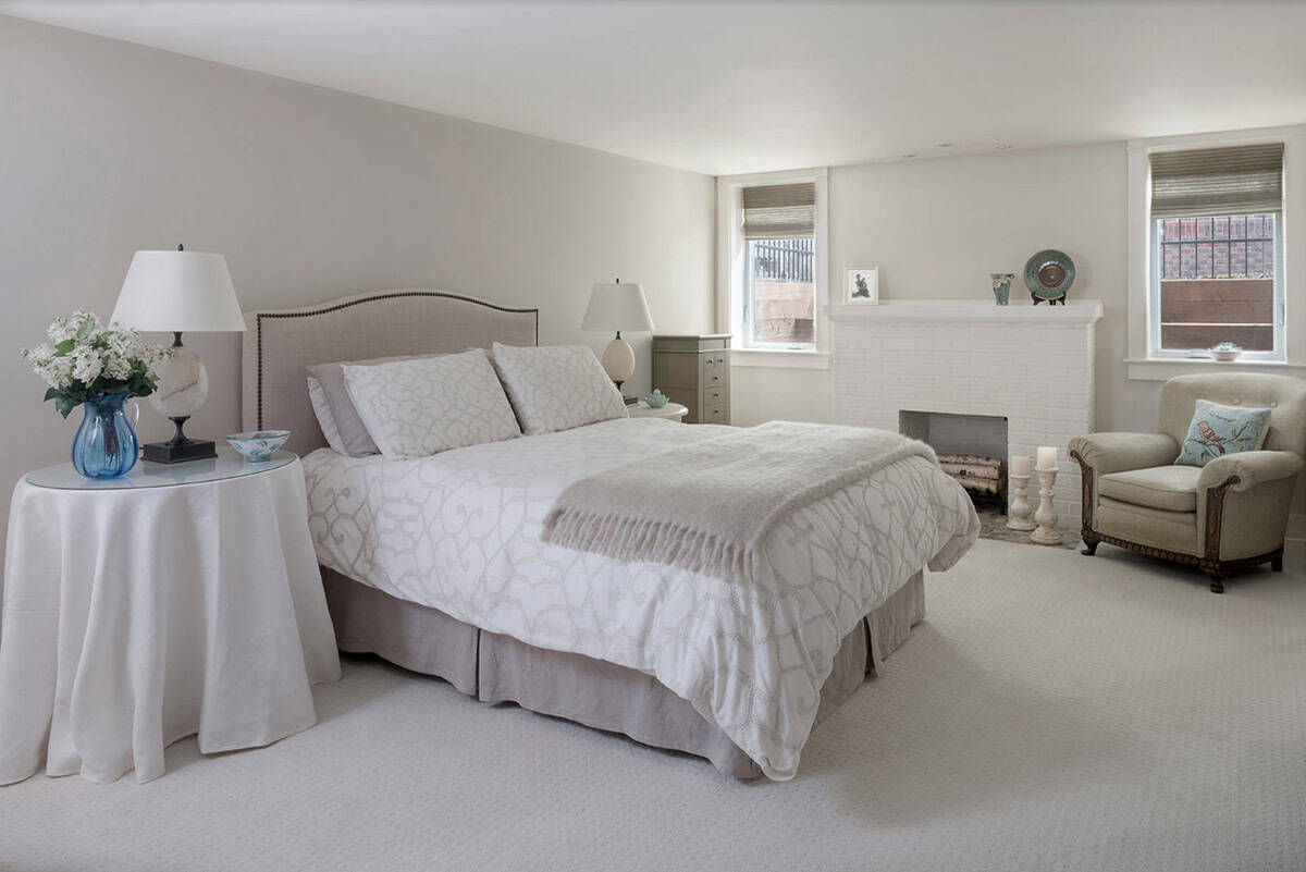 Traditional Basement Guest Bedroom