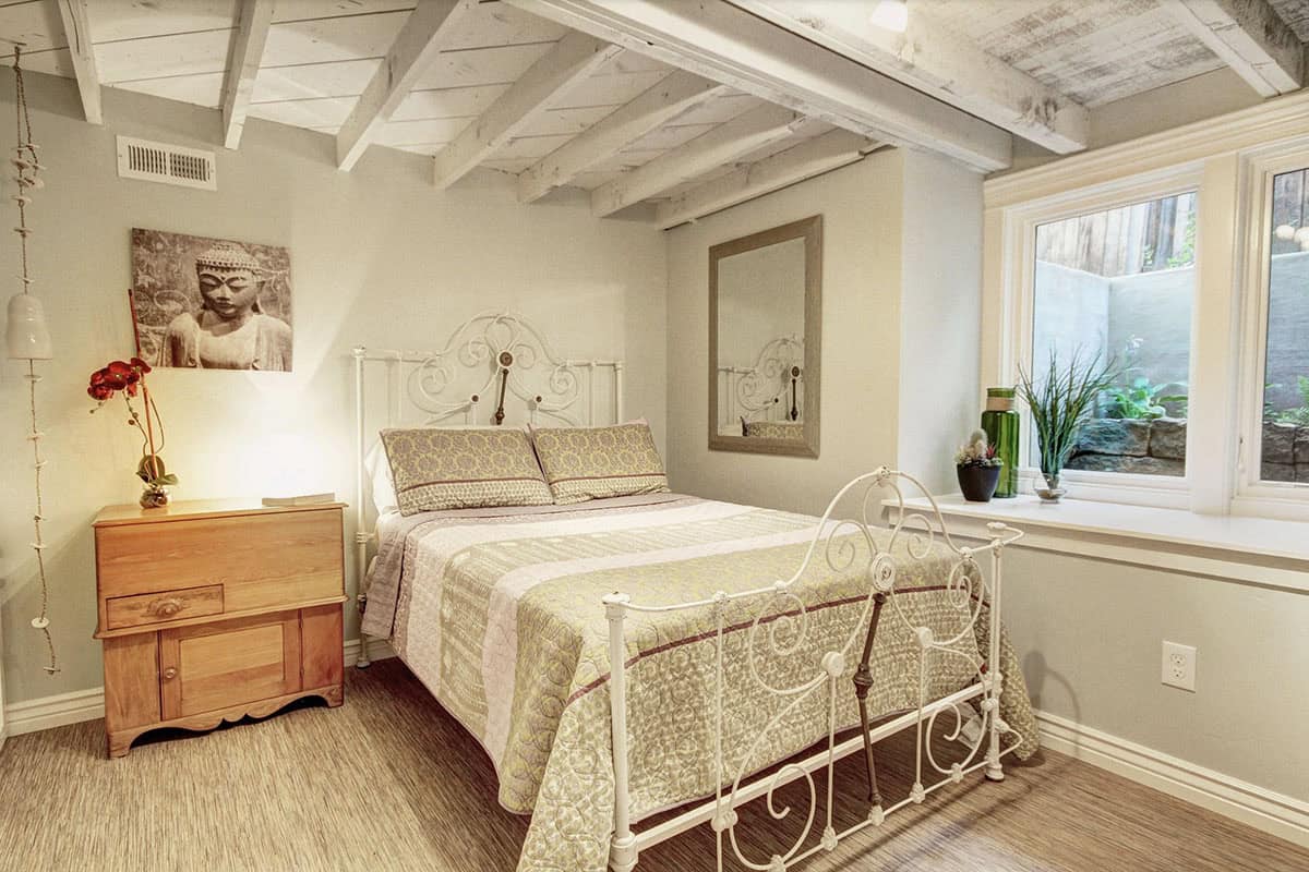 Beach Style Basement Guest Bedroom