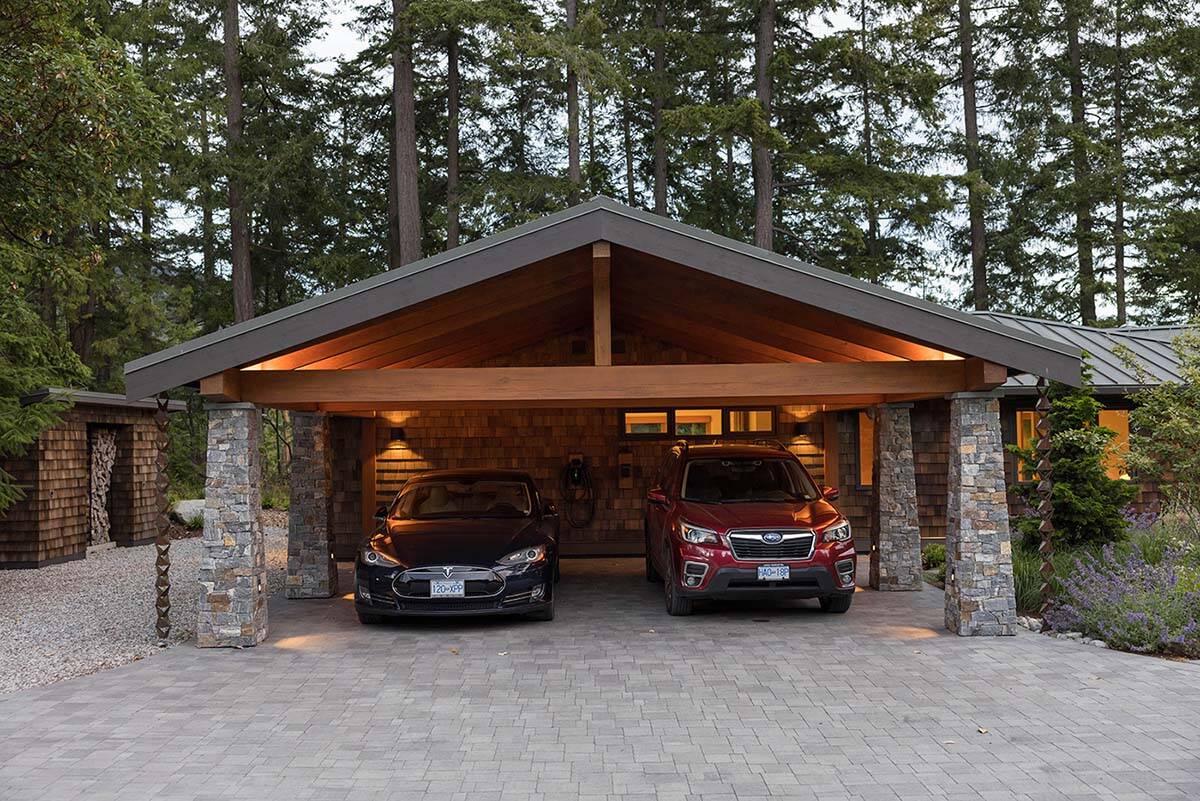 coastal modern home exterior garage