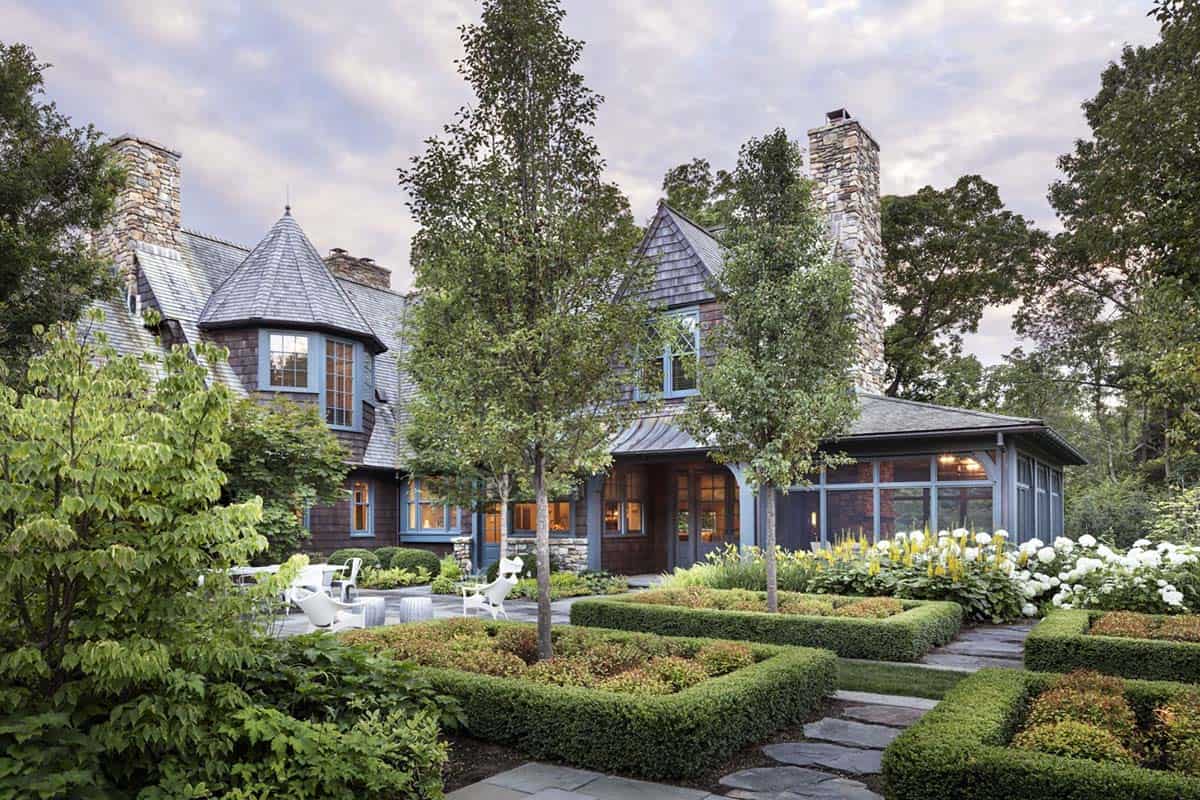 traditional style Courtyard