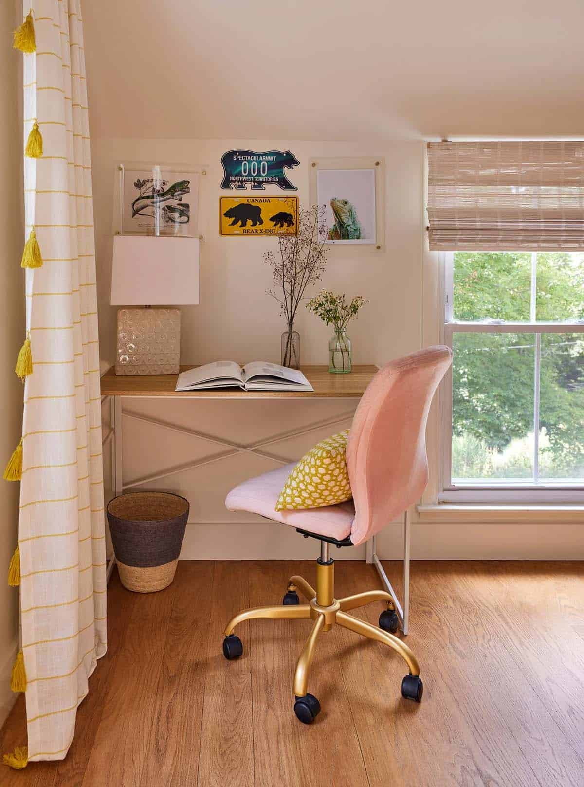 Traditional Kids Bedroom with a work desk