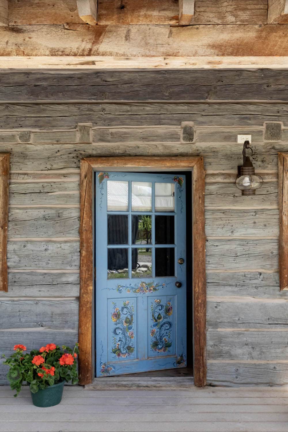 Log Cabin Guest House Exterior entry