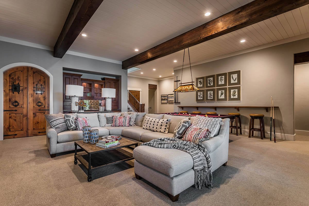 contemporary recreation room