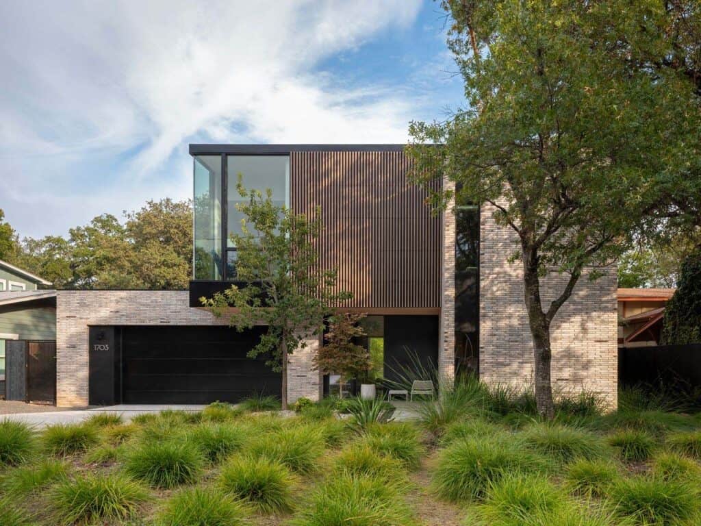 Step into a luminous Austin home that beautifully embraces its urban ...