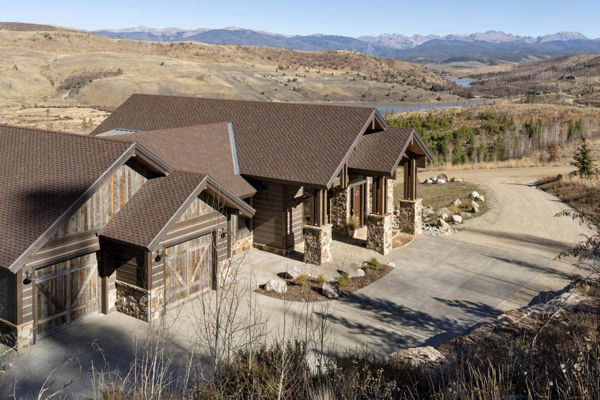 modern rustic mountain home exterior