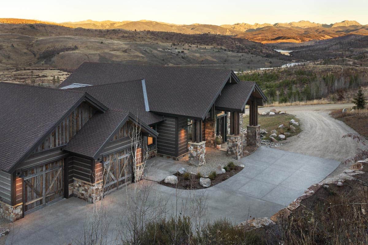 modern rustic mountain home exterior