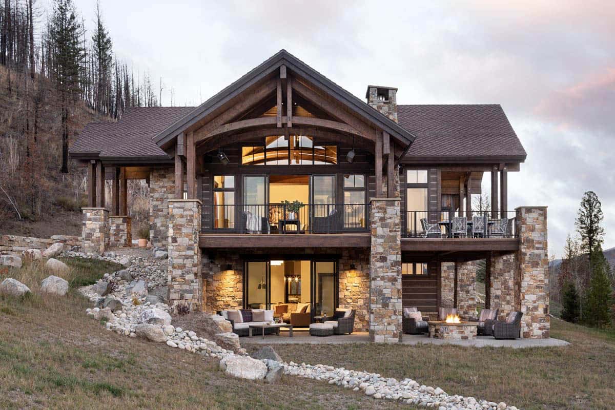 modern rustic mountain home exterior backyard view