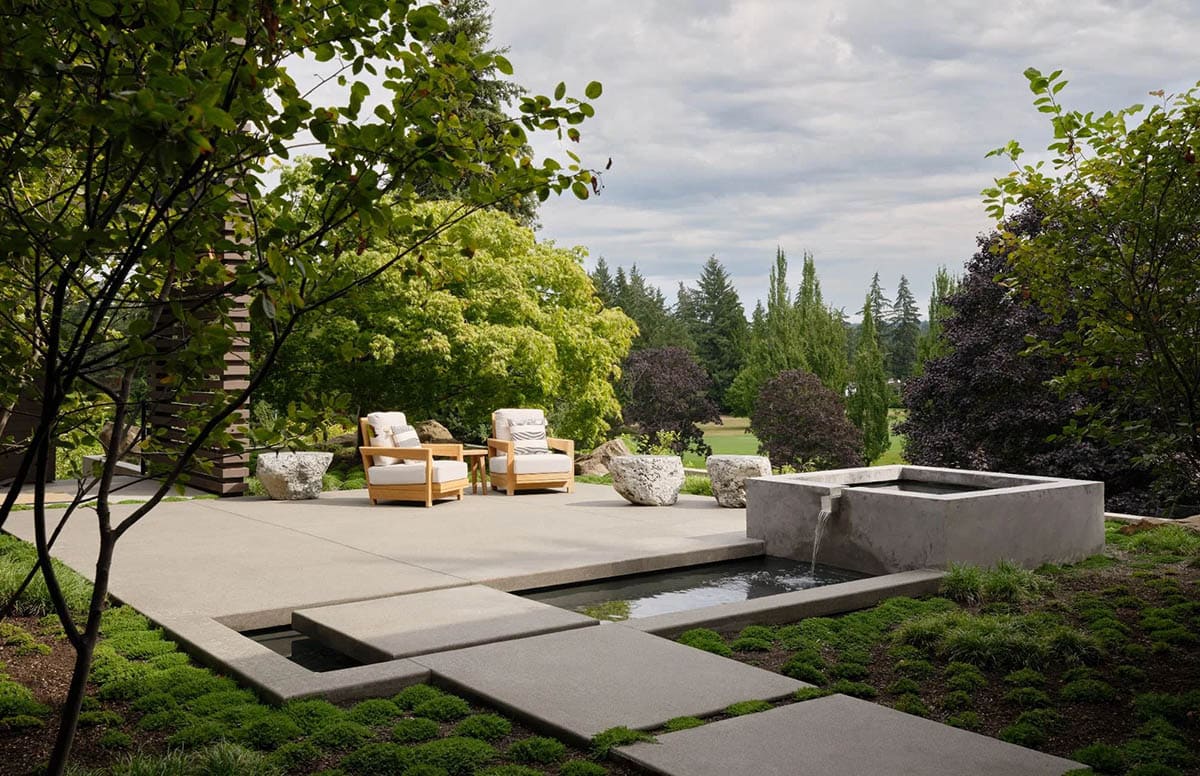 contemporary patio with a water featurere