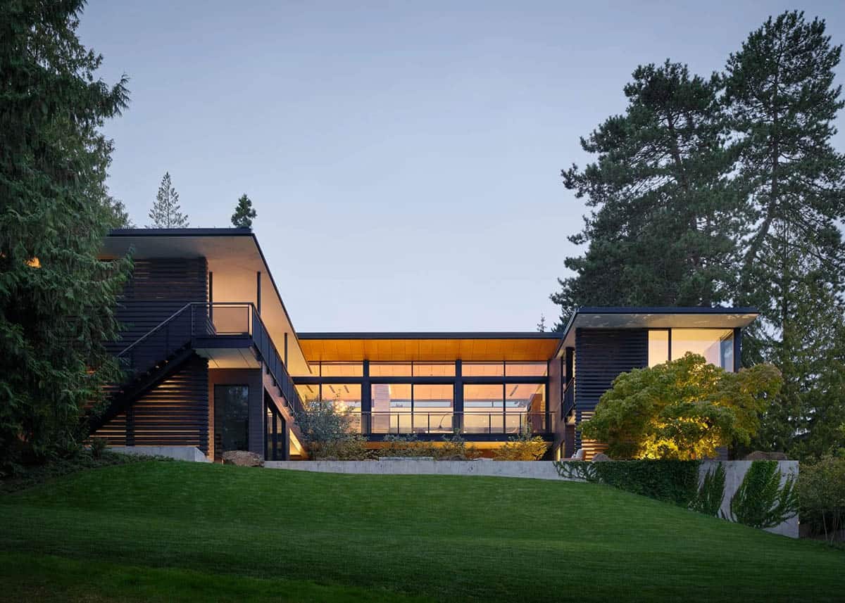 contemporary home exterior backyard at dusk